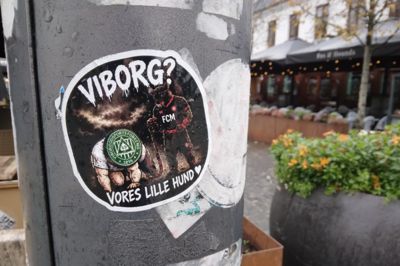 - Størstedelen af de klistermærker, der bliver sat op rundtomkring, har aldrig været omkring den officielle FCM-shop. Det er i langt højere grad de »uofficielle«, der står for det. Fx kan der stå »Hedens drenge« eller »Midtjyllands ungdom« på nogle af klistermærkerne, og så kan klubben ikke gøre så meget ved det, skriver læseren Torkild Engelst Nielsen. <i><br/></i>