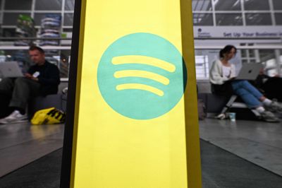 Streamingtjenesten Spotify har taget kampen op mod musik genereret af kunstig intelligens og fjernet millioner af sange.
