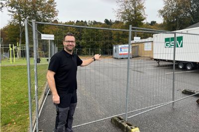 De første håndværkere har taget fat på arbejdet med at udvide Ejstrupholm Hallen. Et projekt, som ikke mindst halinspektør Lars Topbjerg Nielsen har glædet sig til længe.