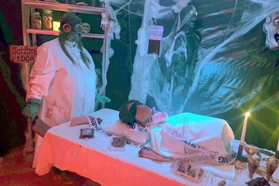 Den uhyggelige gasmaske-kirurg skræmte Ikast sidste år. 30. oktober vender den uhyggelige halloween-labyrint tilbage i kælderen under Mediehuset Ikast-Brande.
