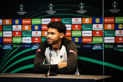 Pedro Bravo fik stor ros af træner Mike Tullberg på onsdagens pressemøde. Den colombianske midtbanespiller trives godt i klubben, men håber at følge andre profilers eksempel og blive solgt til en større liga allerede næste sommer.