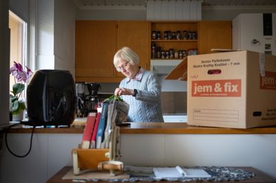 - Det er da vemodigt at flytte fra Bryrup efter så mange år, men det kan ikke være anderledes, siger 72-årige Helga Pedersen