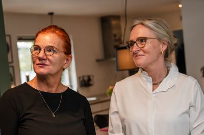 Irene Holm Slot (t.v.) og Anita Bøge Søndergaard har begge fået deres hjem optaget onsdag. For Anita Bøge Søndergaard er det ikke bare én dag. Hendes arkitekttegnede hjem danner nemlig rammen om flere scener i den nye Hvide Sande 3 serie. Her bor serien hovedperson fiskerfamilien Kirk nemlig. Derfor er familie frivilligt forvist fra deres hjem i 14 dage. For Irene Holm Slot er hendes hjem onsdag rammen for alle på filmholdet, så de har et sted at spise frokost.