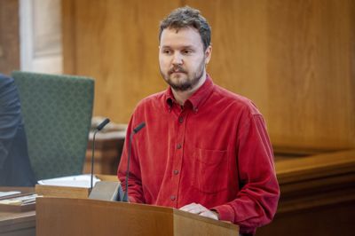 Carl Valentin, der er ludomaniordfører for SF, mener, at det er grotesk, at man ikke kan se en fodboldkamp uden at blive lokket til at spille penge væk. Derfor glæder han sig over, at spilindustrien nu får sat nogle grænser i en ny lovpakke.