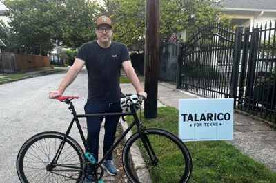 Et usædvanligt syn i bilernes land. Christian Ruge suser rundt på en gammel banecykel.