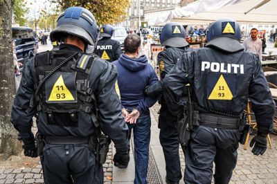 Det var under demonstrationer i København for og imod remigration lørdag, at to fotografer blev slået med knipler.