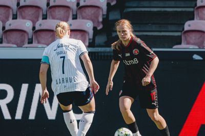 Anna Givskov (t.h.) scorede første mål i onsdagens storsejr over Vejle.