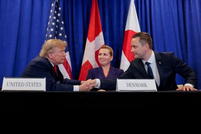 Aftalen mellem Danmark, Grønland og USA blev underskrevet i New York 22. september af USA's præsident, Donald Trump, statsminister Mette Frederiksen (S) og Grønlands regeringsleder, Jens-Frederik Nielsen.