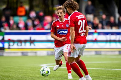 Silkeborg IF's Villads Westh med nummer syv har klart flest strafpoint i SIF-truppen efter sit røde kort. Mads Larsen til højre har ikke fået hverken gule eller røde kort endnu.