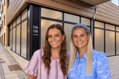 Kristina Højris Nielsen (til venstre) og Julie Ellebæk er klar til at byde kunderne inden for i den nye frisørsalon i begyndelsen af november.