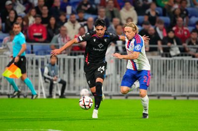 Dario Osorio sprinter af sted i en Europa League-kamp for sin nye klub, engelske Crystal Palace. Her er det danske Mads Bidstrup fra Lyon, der får baghjul af kantspilleren, der blev integreret, udviklet og professionaliseret igennem tre sæsoner i FC Midtjylland.