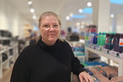 De seneste uger har Christine Nordam Larsen og kollegerne haft travlt med at pakke varer ud, mærke op og stille på plads på de rette hylder.
