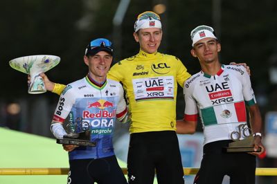 Tadej Pogacar (i midten) vandt suverænt årets Tour de France foran Remco Evenepoel (tv.), som næste år får flere enkeltstartskilometer til at lukke afstanden mellem de to.