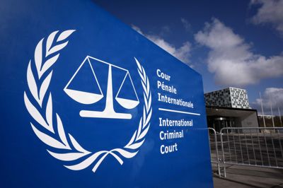 Den Internationale Domstol (ICC) har hovedsæde i Haag. Domstolen efterforsker og retsforfølger blandt andet personer i sager om krigsforbrydelser og forbrydelser mod menneskeheden.