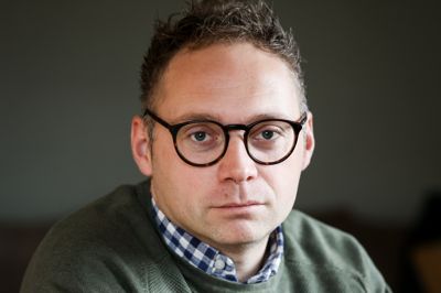 Jimmy T. Knudsens digtsamling Kroniker indefra - I Smerte, Familie & Kærlighed handler om at være pårørende og kæreste i et parforhold, hvor kroniske smerter er en del af hverdagen.