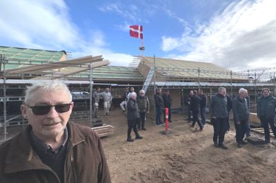 Formand for Højslev Boligselskab Svend Aage Madsen bød velkommen og gav et kort oprids af, hvordan projektet med de otte nye almene boliger på Jens Hansens Vej skrider frem, inden det var tid til pølser.