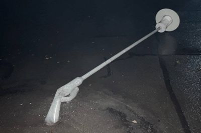 Lygtepælen knækkede ved mødet med bilen.