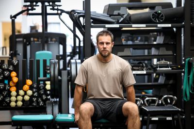 39-årige Jacob Østergaard Kofoed har selv trænet i godt 20 år og kan godt lide at bruge sin krop. Ud over at have sin virksomhed er han også instruktør en gang om ugen hos Træningshuset i Lind.