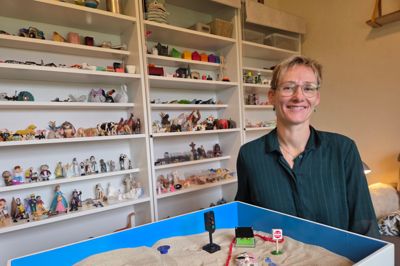 Yvonne Lykke Thorø Iversen er ny selvstændig psykoterapeut i Spjald. I hendes terapirum er en helt væg fyldt med figurer og hun har to store bakker med sand. Det er en terapiform, der hedder Sandplay, som hun er meget begejstret for at bruge især i sit arbejde med børn og unge.