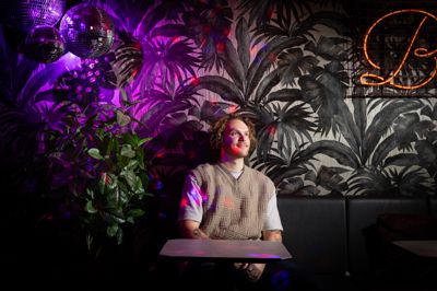 Nicklas Dalsgaard arbejder med kultur og onboarding hos Rekom og har selv en fortid som bartender og bestyrer. Han oplever, at gæsterne i højere grad efterspørger aktiviteter og forskellige festoplevelser. Et af eksemplerne på det er et nyt loungeområde i Butchers på Hostrupsgade.