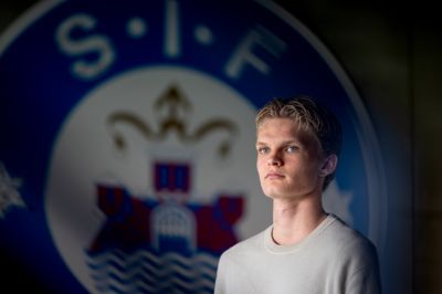 - Jeg ved godt, at der er kommet mere opmærksomhed. Nu ved folk, hvem jeg er, når jeg går rundt inde i byen. Men det er ikke, fordi jeg bliver påvirket af det. Jeg har også nogle gode venner og en familie, som tager hånd om mig. De holder mig nede på jorden, så der er ikke det store i det, siger Kristian Bloch.