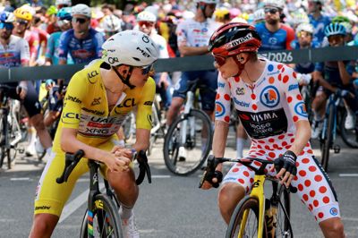 Tadej Pogacar i gult og Jonas Vingegaard i den prikkede bjergtrøje før 14. etape i dette års Tour de France.