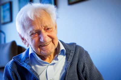 - Det ved jeg snart ikke. Jeg føler mig da ikke så gammel, svarer Bertel Hansen, da han bliver spurgt, hvad hemmeligheden er bag de 105 år.
