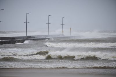 Stormvinde blæser i land ved Løkken langs den nordjyske vestkyst tidligere på året. Søndag ventes kraftige vindstød at ramme særligt den vestjyske kyststrækning.