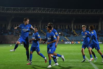Valdemar Byskov (helt til venstre) fejrer sin frisparksscoring til 1-0 for AZ i Armenien.