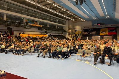 Der var fuldt hus i Sportscenter Ikast til aftenens borgermøde om beredskab.