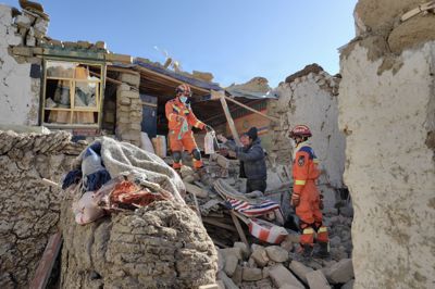 Det sydvestlige Kina bliver hyppigt ramt af jordskælv. Her hjælper redningsmandskab en mand med at få sine ejendele ud af en sammenstyrtet bygning efter et jordskælv i Tibet i januar 2025.