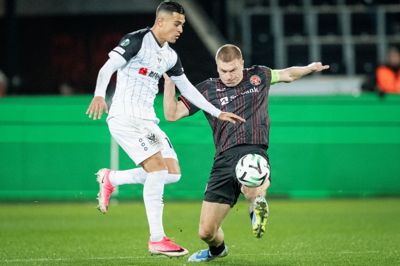 Sint Truidenses Ilias Sebaoui og FC Midtjyllands Rasmus Nissen Kristensen under UEFA Conference League-kampen mellem FC Midtjylland og K. Sint-Truidense VV på Arena Herning torsdag den 22. oktober 2026.