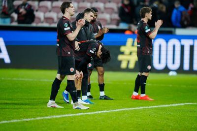 FCM-spillerne takker tilskuerne for opbakningen efter kampen. Bortset fra det var der ikke meget at klappe af.