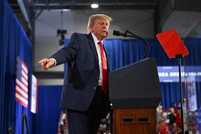 Donald Trump, der torsdag var på valgturne i Iowa, har underskrevet et dekret omkring vindturbiner og komponenter til vindmøller.