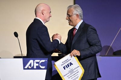 Sheik Salman bin Ibrahim Al Khalifa, der er præsident for Asiens Fodboldforbund (AFC) ses her tidligere på året ved en kongres i Canada, sammen med Fifa-præsident Gianni Infantino.