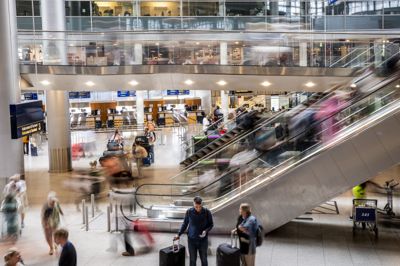 Københavns Lufthavn har midlertidigt indført ekstra foranstaltninger i sikkerhedskontrollen. Det har både torsdag og fredag givet kø. Billedet er fra juli, hvor lufthavnen forventede at have sin travleste rejsedag nogensinde.