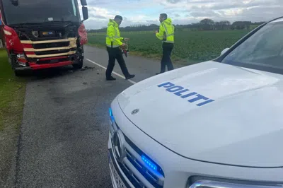 To bilinspektører søgte torsdag eftermiddag at klarlægge forløbet op til dødsulykken på Ørrevej, hvor en 19-årig kvinde fra lokalområdet blev dræbt, da hun blev ramt af den modkørende lastbil på billedet.
