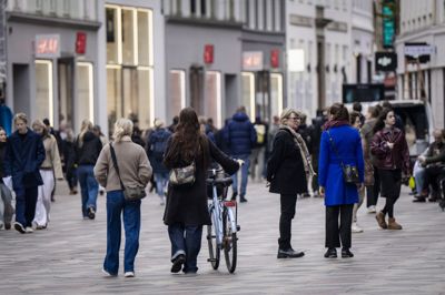 Mennesker på Strøget i København i 2025. Salget i de danske butikker steg en anelse i september.