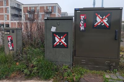 Man skal ikke lede længe for at finde fodboldrelaterede klistermærker i bybilledet i Herning.