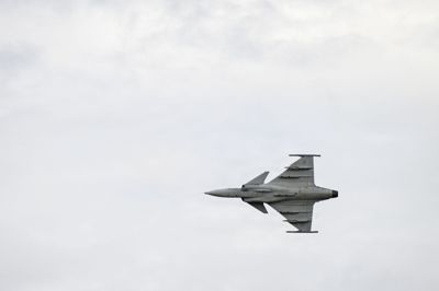 Et kampfly fra Saabs Gripen E-serie over Sveriges luftrum i 2025. 16 kampfly fra samme serie har den svenske våbenproducent solgt til Ukraine.