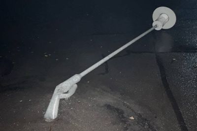 Sådan så lygtepælen ud efter mødet med bilen.