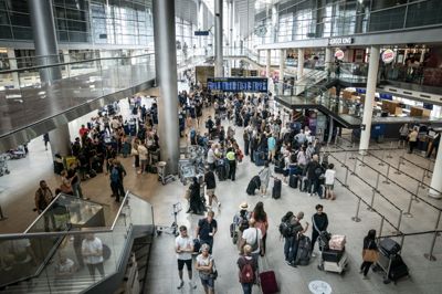 Ifølge Norwegian har over 200 af selskabets passagerer ikke nået deres fly fra København efter problemer med lang kø i sikkerhedskontrollen. Hos SAS har man ombooket over 300 passagerer.