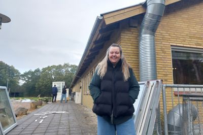 Nyt tag. Nye vinduer. Ekstra isolering og ny varmepumpe. Nathalie Brunhøj Juelsgaard, formand for Skarrild IF, ved det renoverede klubhus.