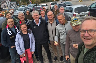 Foreningen »Biler til Ukraine« kørte i weekenden 11 biler fra Danmark til Ukraine, hvor de skal bruges af den ukrainske hær. Foreningen er stiftet af Jesper Lindholt, som her ses tage en selfie yderst til højre. Jan Nielsen fra Herning og Carsten Markussen fra Studsgård, der er med på holdet, står i anden række yderst til venstre.