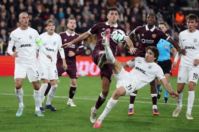 Alexander Lind gæster søndag Jysk Park for første gang som modstander til SIF. Helt til venstre står Tobias Salquist, der også gæster sin tidligere hjemmebane.