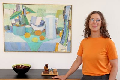 - Når et barn kommer hjem og fortæller, at læreren har skældt det ud, er det naturligt, at forældrene gerne vil passe på deres barn. Men vi kan også blive nysgerrige på, hvad der skete forud for situationen, og hvad der gjorde, at barnet endte med at få skældud. Det handler ikke om at bortforklare den voksnes reaktion, men om at forstå hele situationen, siger psykoterapeut Kirstine Hockerup.