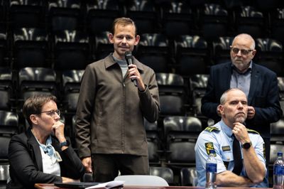 Til sidst blev alle oplægsholdere bedt om at samles i et panel, hvor publikum kunne stille spørgsmål. Her forklarer Mikkel Korsgaard, hvordan mediehuset vil nå ud til læserne, hvis strømmen går. I baggrunden ses tidligere redaktør Steen Hebsgaard, som var aftenens ordstyrer.
