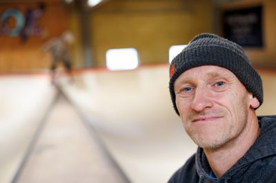 Jesper Svenningsen har stået på skateboard i 40 år. Lørdag 24. oktober skal han deltage i DM i park-disciplinen på hjemmebane i Hal A.