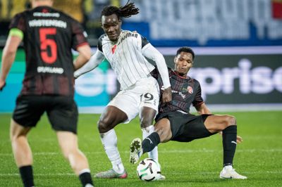 FC Midtjylland og Ousmane Diao, der her tackler St. Truidens Frédéric Soèllé Soèllé under torsdagens Conference League-kamp i Herning, slider med spillet netop nu, mener TV 2-eksperten Morten Bruun.