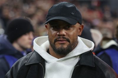 Vincent Kompany ses her på sidelinjen til Bayern Münchens seneste kamp mod Arsenal, der blev spillet onsdag. Fredag er han blevet bragt til et hospital.